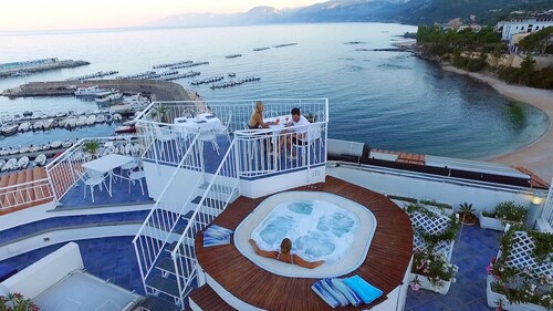 BUE MARINO HOTEL & COCKTAIL BAR