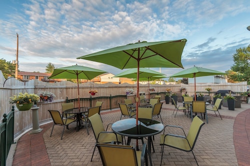 Holiday Inn Express & Suites Belleville by IHG
