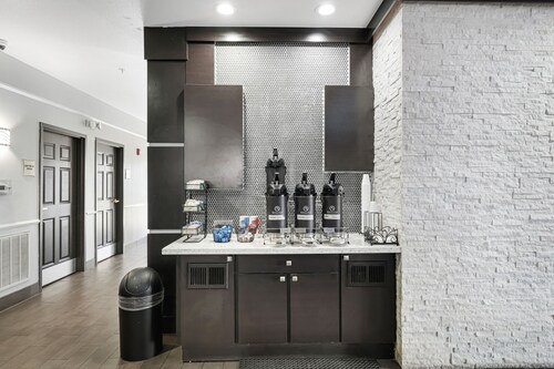 La Quinta Inn & Suites by Wyndham Houston Hobby Airport