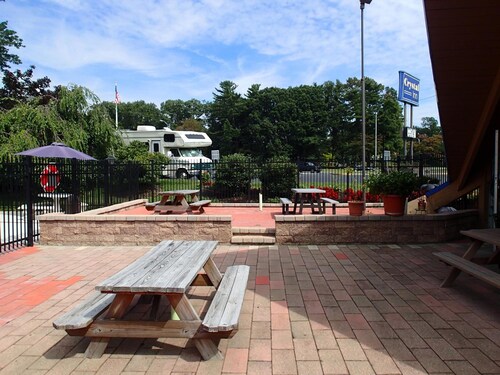 Crystal Inn Neptune