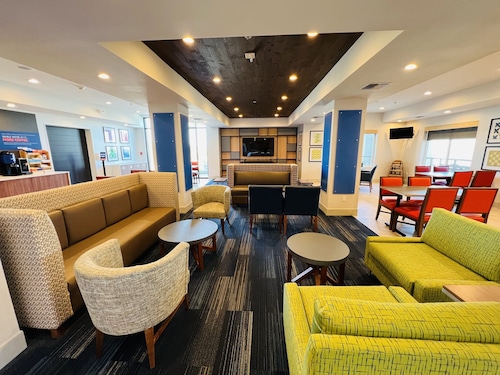 Holiday Inn Express & Suites Salinas by IHG