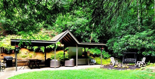 LUXURY Creekside Story Book Cottage 5 Secluded Acres of Lush FOREST & STREAMS