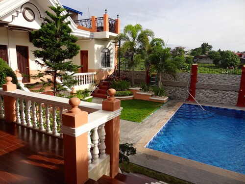 The Executive Villa Inn & Suites