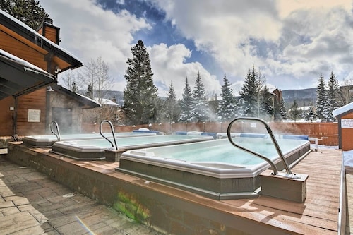 Sleeps 7- King Primary, Queen Loft, Full Size Bunk Beds + twin, 2 Full Bathrooms