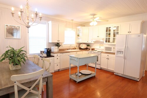 A Charming Cottage in Historical Bay St Louis ~5 minute walk to restaurants