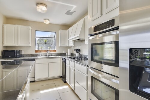 Family & Pet Friendly LAKE TRAVIS Retreat! DEER/Golf/Pickleball/BOATS welcome!