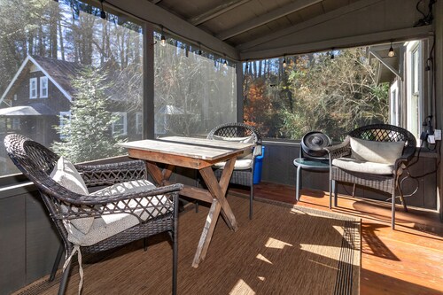 Lingerlong Cottage on Downtown Brevard's Most beautiful property!