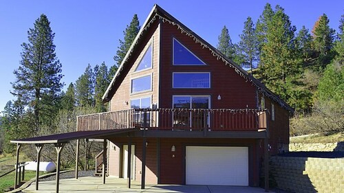 Cozy Mountain Getaway with Scenic Views, Abundant Wildlife and Hot Tub