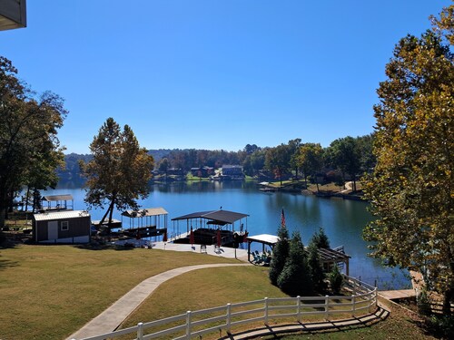 Lake and boat life!
Lake Rental in a dead-end street.