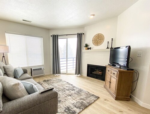 Inn Building Condo #213 Pet friendly, Patio view!