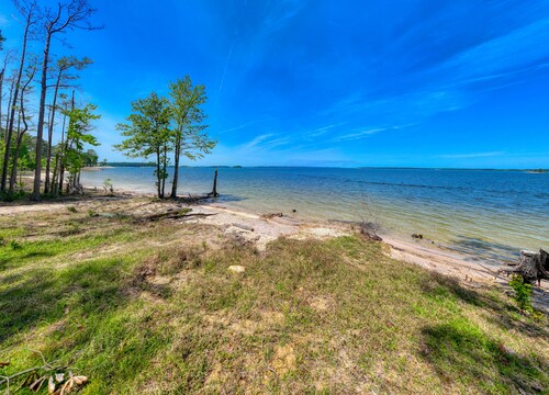 Sleeps 22! First Class home with 2 master suites on Lake Sam Rayburn!