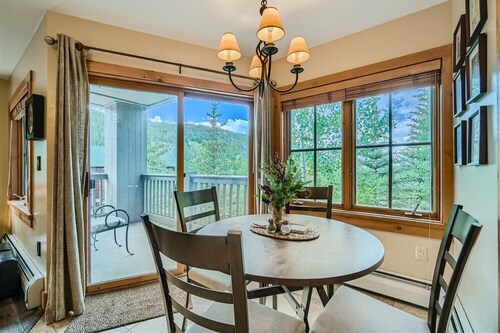 Bright Corner Unit in River Run/Walk to the Slopes/Pool and Hot Tub Access