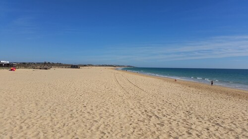 UN GRAND APPARTEMENT DE LUXE DEUX CHAMBRES À MINUTES DE LA PLAGE