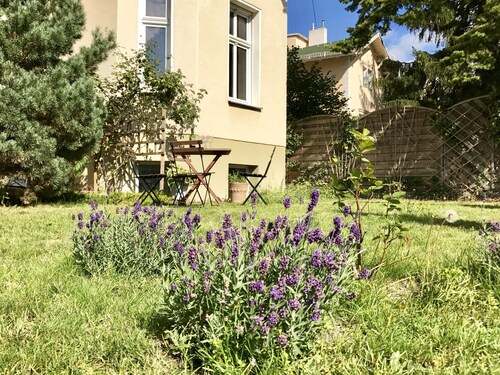 Grosse 2-Zi Ferienwohnung mit Garten mitten in Pankow