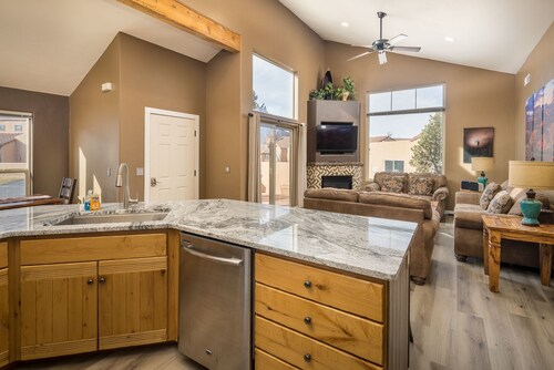 Moab Basecamp! 10 min to Arches | Pool & Hot tub