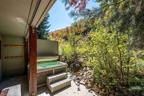 *Free Ski Rental* Updated Park City Ski Home | Private Hot Tub | Walk to Skiing, 200 Yards to Lift