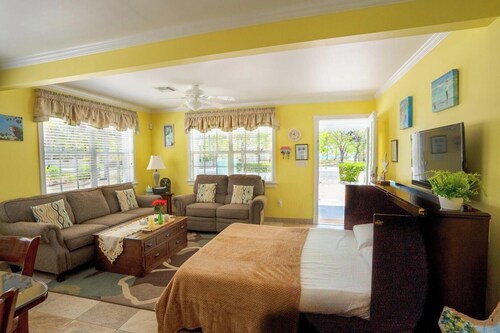 Sea Beauty: ADA-Friendly Cottage w/New Pool, Private Beach Lot, & Free Kayak