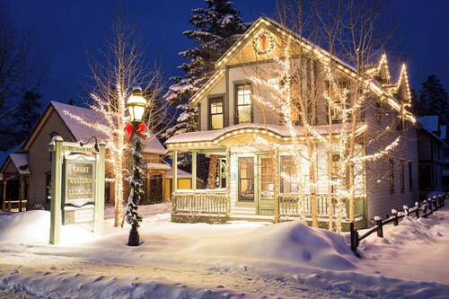 Two blocks to Breckenridge Main Street, Beautiful views, Outdoor hot tubs!