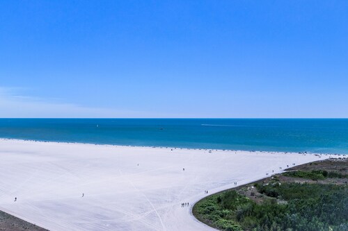 Great Beach Views, Direct Access, Pickleball, New Kitchen & Heated Pool! Tower 3