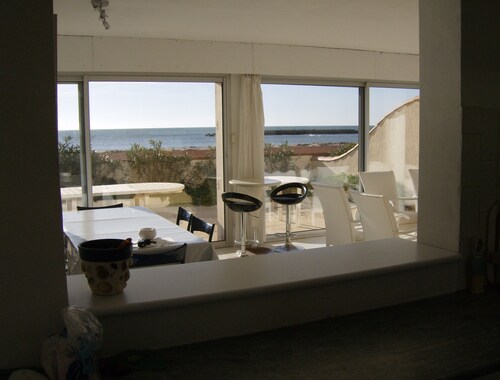 rez de chaussée de villa 1ere ligne bord de plage orientation plein sud