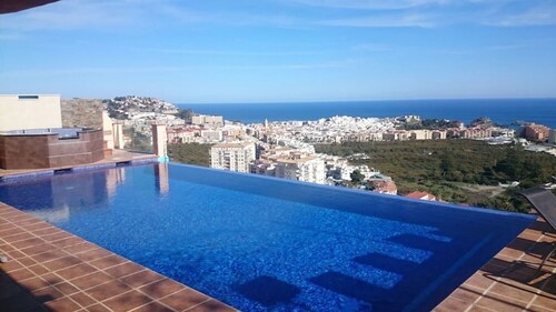 Amazing home,infinity pool,outdoor jacuzzi,indoor and outdoor cinema,very sunny.
