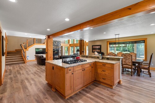 15 Min to Skiing, Hot Tub, Starlink Internet!