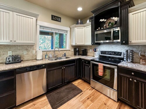 Luxury Shoreline Cabin Overlooking Lake Cascade