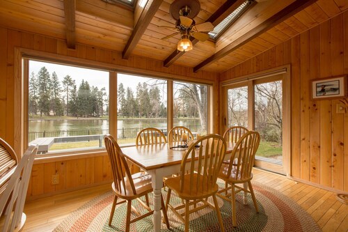 Cozy Cabin Directly on Mirror Pond - Deschutes River!