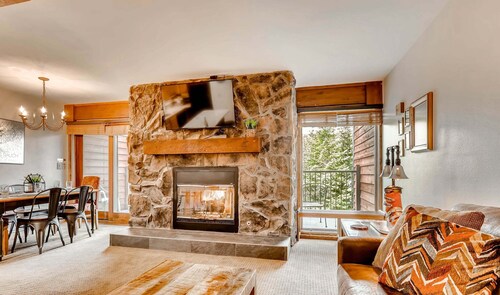 Unbeatable Location - In The Heart of Breckenridge. Ski In Access. SM214