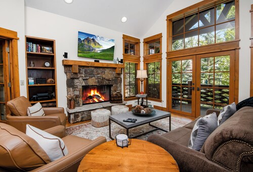 Roomy, Luxurious Ski-In/Ski-Out w/ Views, Hot Tub! Bachelor Gulch, Beaver Creek