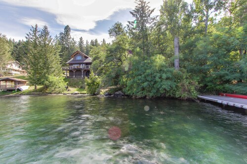 Beautiful lakefront lodge w/ views, private beach access, & large deck