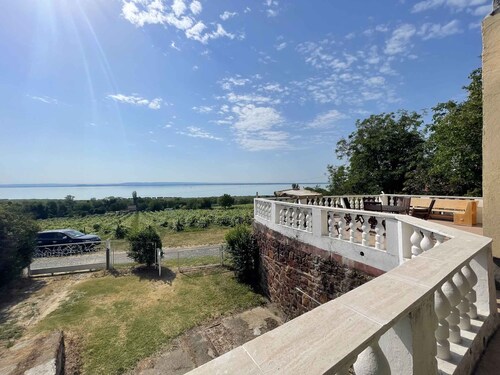 Ferienhaus mit Pool und Balatonpanorama