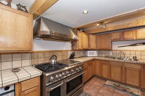 The Great Escape by Destination Big Bear : Wonderful Moonridge Cabin Near Bear Mtn! Hot Tub! Pet Friendly! Air Hockey Table!