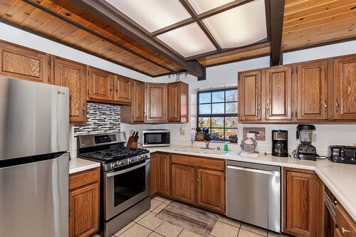 All Seasons by Destination Big Bear : Movie Theater! Pool Table! Hot Tub! Mtn Views! Cable TV! Multiple Decks!
