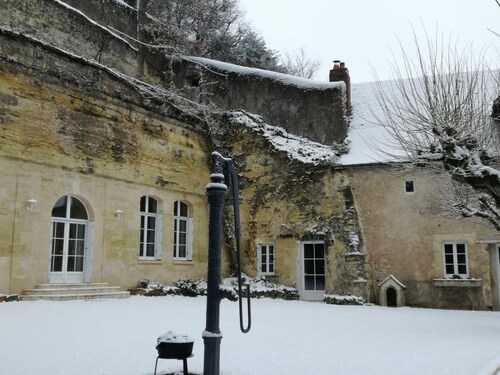 Maison troglodyte élégante avec spa, salle de jeux et jardin clos à Vouvray