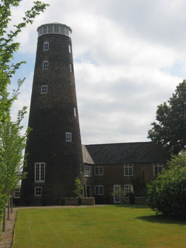 7 Storey Listed Windmill, dog friendly with outdoor pool & bbq
