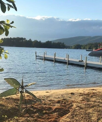 Sandy waterfront, grass yard, 40' private dock. Last prime foliage week remains!