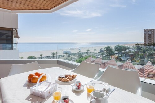 Family Getaway To The Beach! Luxurious Seanfront Retreat.