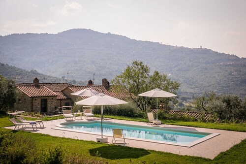 Beautiful farmhouse in the Tuscan countryside with private pool.