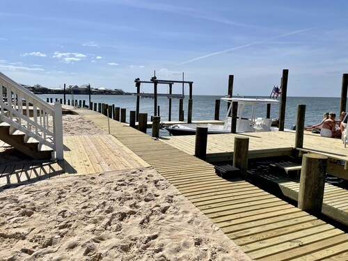 Waterfront for swimming, fishin, w/kayaks, ping pong, dock, & memorable SUNSETS!