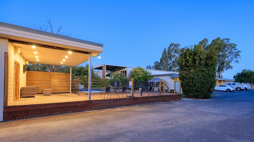 New Crossing Place Motel & Apartments