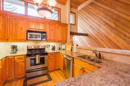 Cedar Blue! Mountain Living at its best! 3 Bed/ 2 Bath + Loft! Ski In/Ski Out