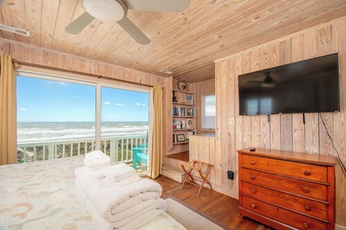 Duneside-Ocean Front/Pet Friendly Home in Pine Knoll Shores, NC