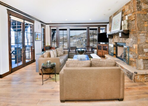 Direct Ski In-Ski Out Luxury Condo