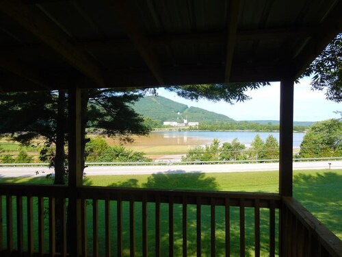 NO SUNDAY CHECK INS,   GONE FISHING COTTAGE