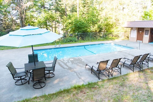 Treetop condo w/private Deck