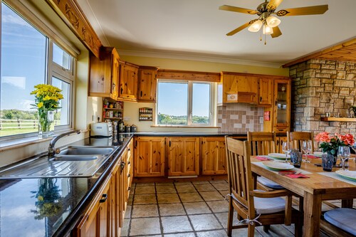 BROWNSTOWN LODGE - Fishing Lodge & Country House m. Seeblick u. Alleinlage, WIFI