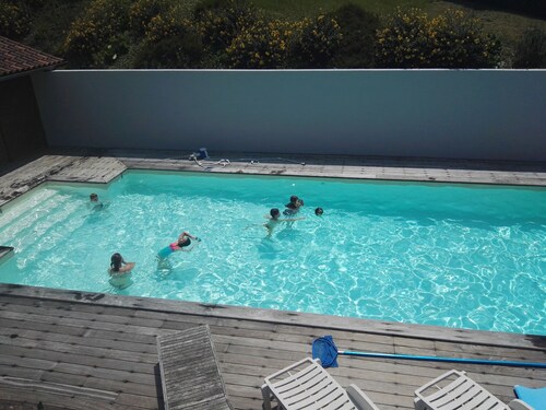 Maison traditionnelle basque avec piscine et cuisine d'été