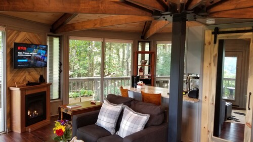 Couples Retreat with Hot Tub, Lake & Mountain Views in Big Canoe Luxury Resort