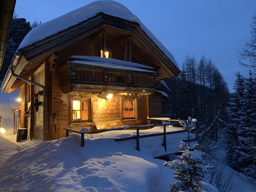 Schilderachtige hut in sneeuwzekere 1750m met zwembad en sauna, midden in het ski- en wandelgebied!